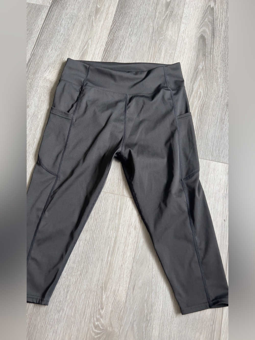Girls' Black Capri Leggings with Side Pockets - Performance Stretch